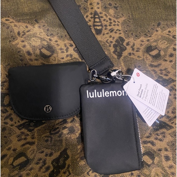 LULULEMON DUAL POUCH WRISTLET IN BLACK - Picture 6 of 10